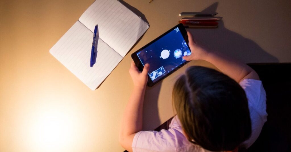 screen time silently damaging your vision, best eye doctor in indore